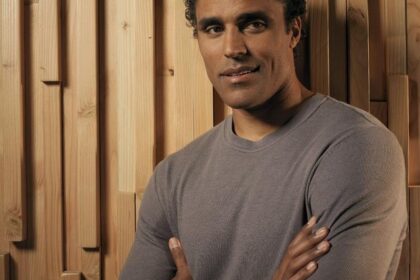 Rick Fox: Athletic Build and Smooth Confidence