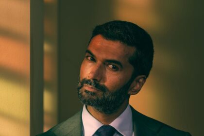 Sendhil Ramamurthy: Refined Edge and Desert Sophistication