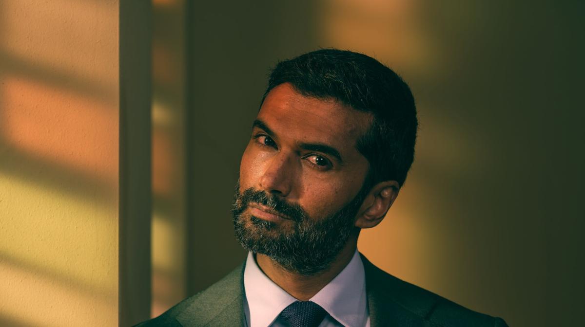 Sendhil Ramamurthy: Refined Edge and Desert Sophistication