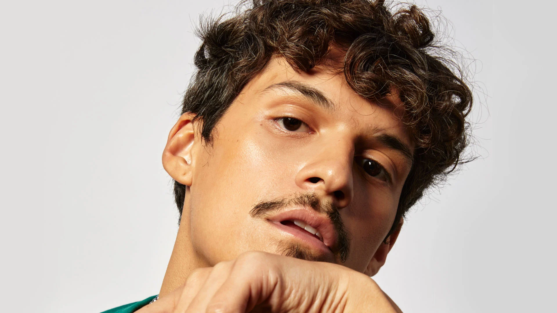 Omar Apollo: Smooth Vibes and Spicy Energy